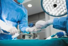 עברה ניתוח להגדלת החזה ונותרה עם נזקים קשים