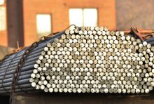 נפגעה ממוטות ברזל על רכב חונה, אך תביעתה נדחתה